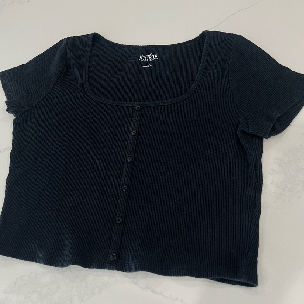 Hollister black crop top ribbed button up.
Hollister crop top Women’s size XXL